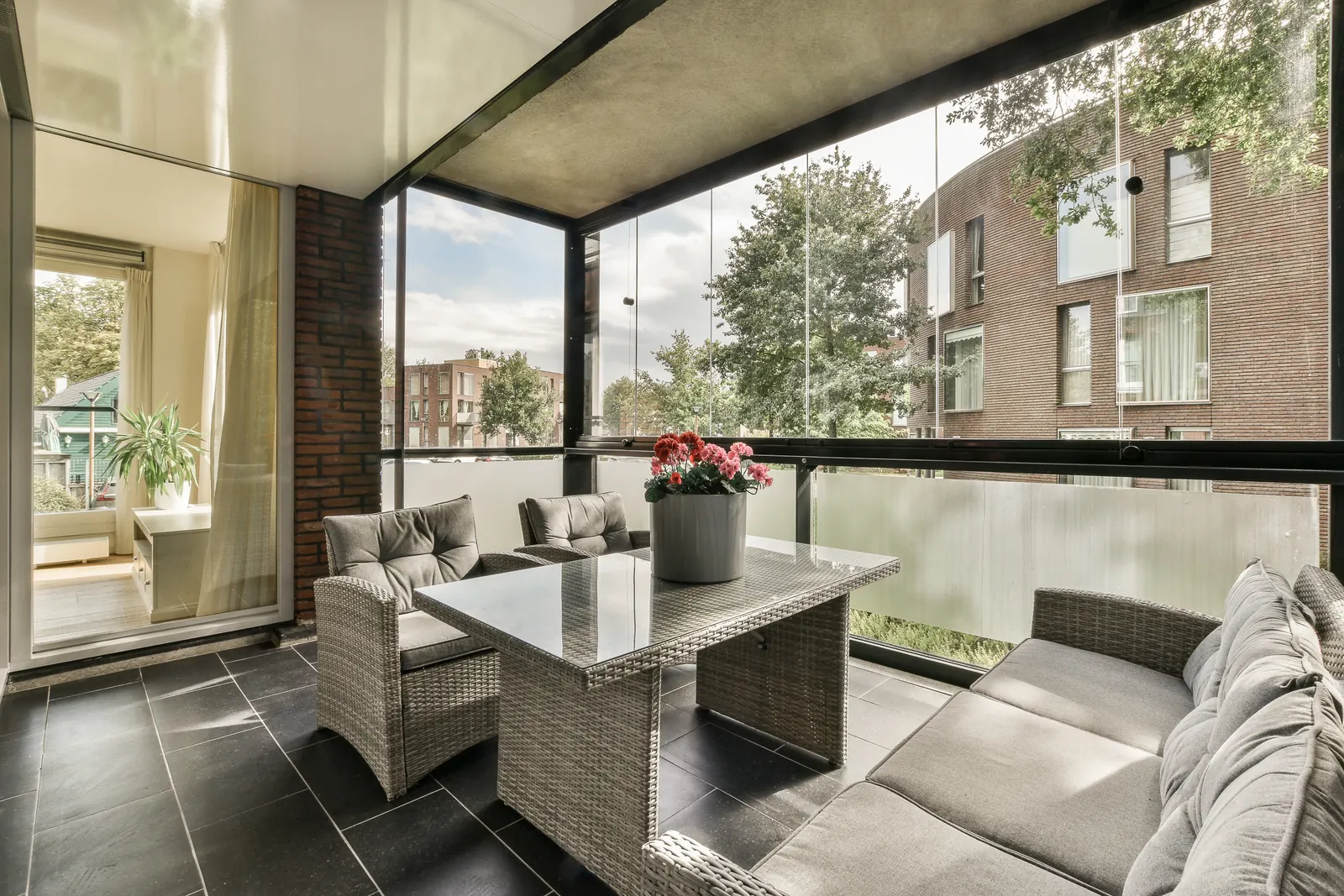 Sivas cam balkon sistemi ile kapatılmış balkon oturma alanı - Yiğitsan Alüminyum & Otomasyon