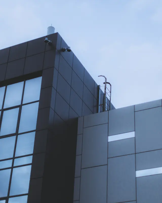 Kompozit panel ve cam cephe giydirmeli modern bina